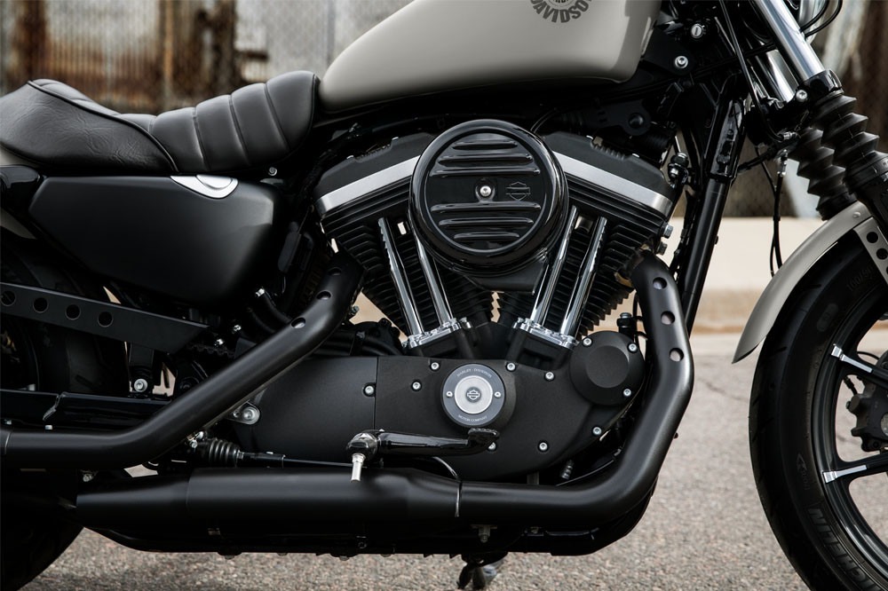 Motocicletă Harley-Davidson Iron 883 de închiriat pentru filmări, plimbări sau evenimente VIP în București