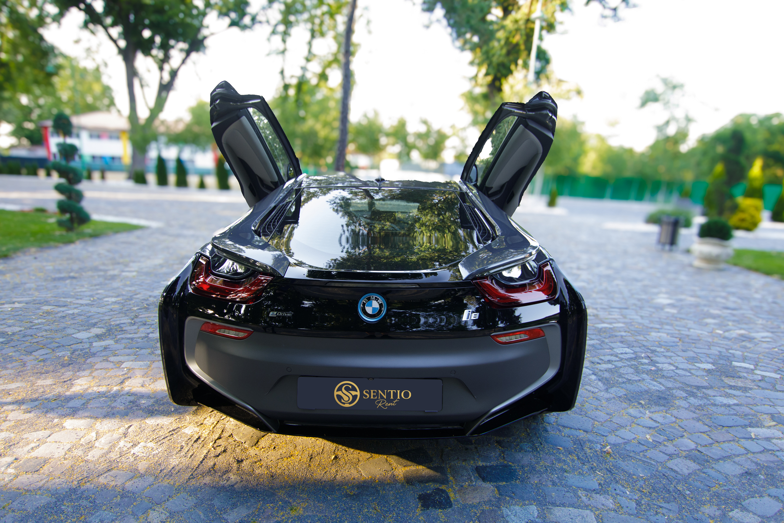 Mașină de lux BMW i8 cu design ultra-modern și uși tip fluture, disponibilă pentru închirieri în București