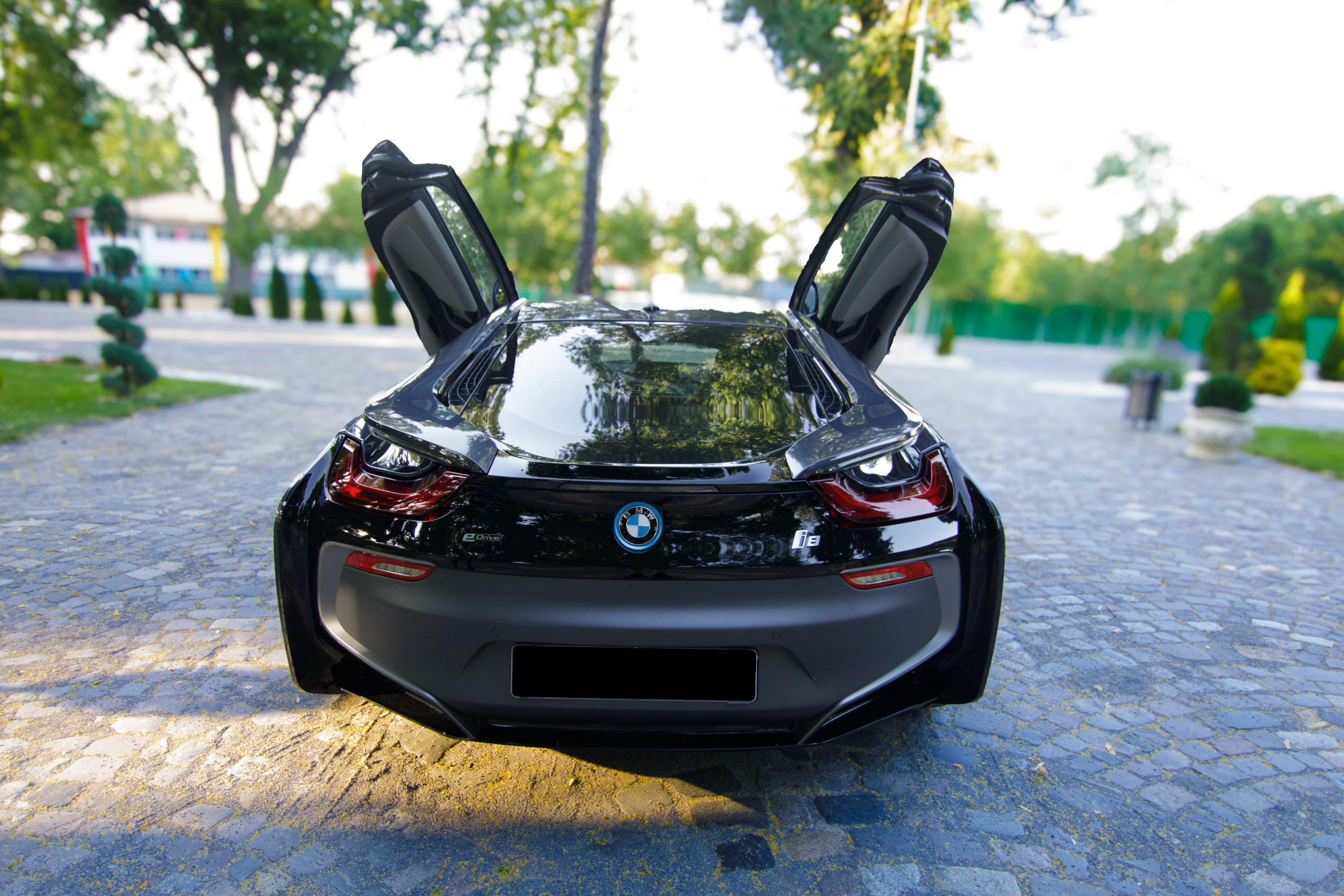 Mașină de lux BMW i8 cu design ultra-modern și uși tip fluture, disponibilă pentru închirieri în București