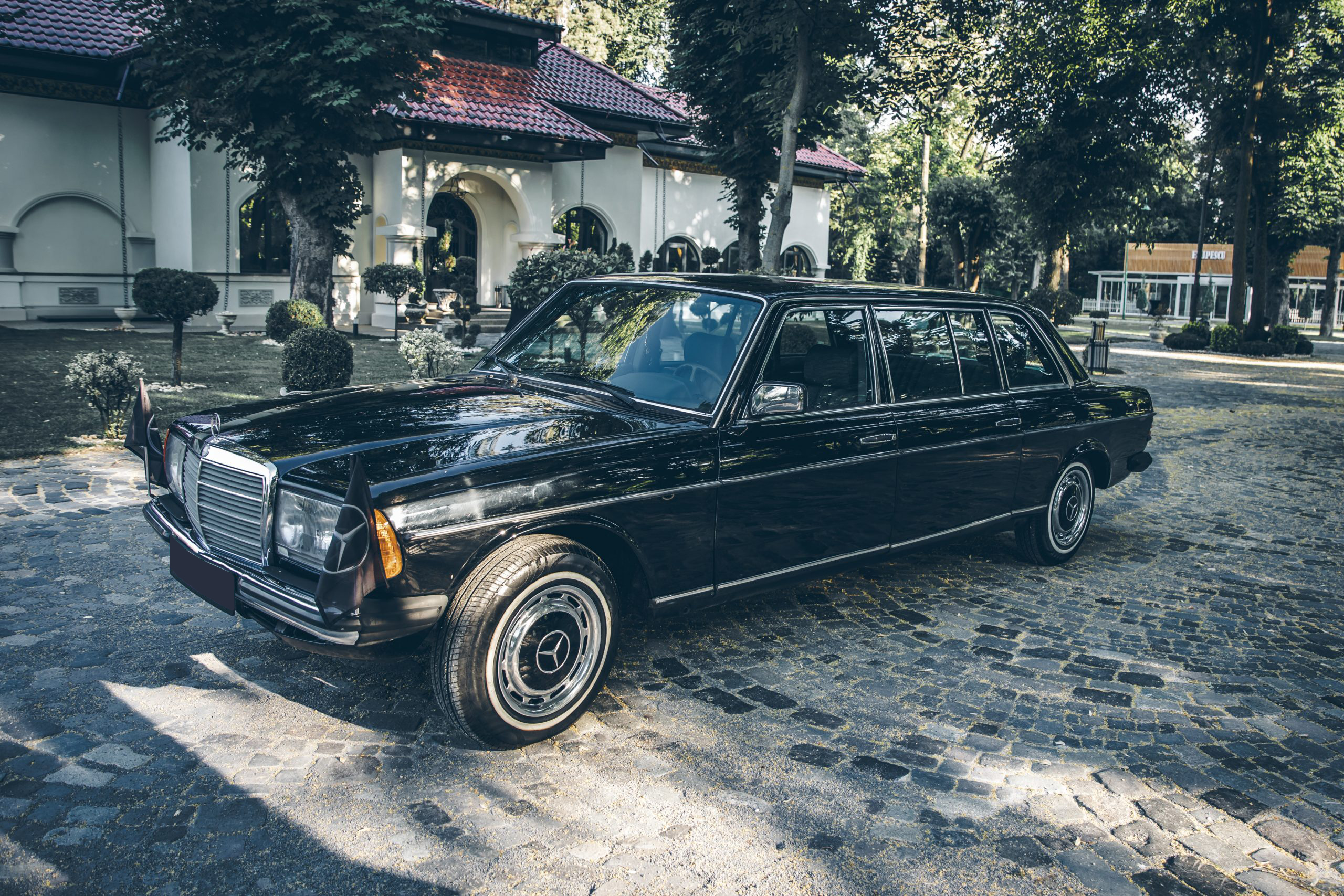 Mercedes-Benz Pullman închiriere pentru nunți, business, VIP sau filmări – limuzină de colecție cu rafinament clasic