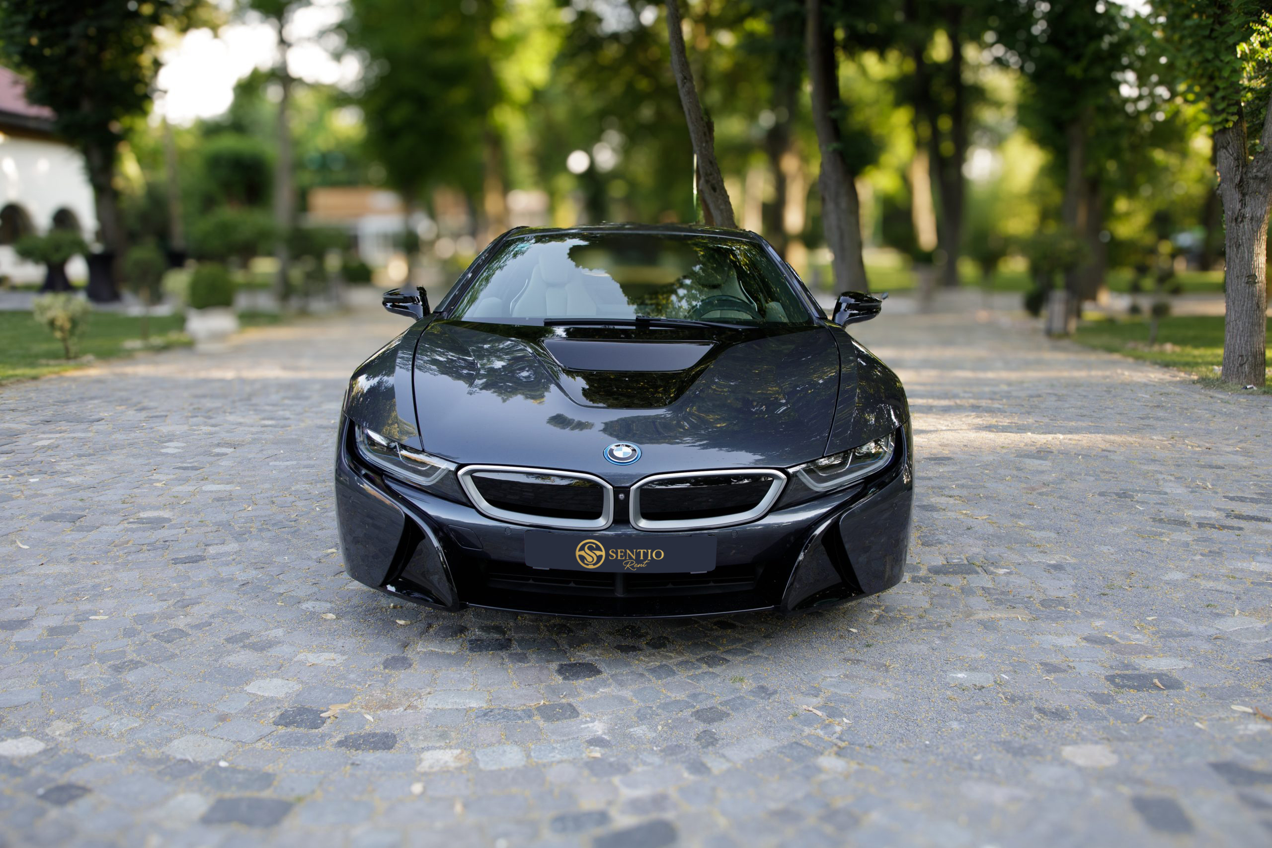 BMW i8, coupe sport plug-in hybrid de închiriat pentru nunți, petreceri, VIP sau preluări aeroport