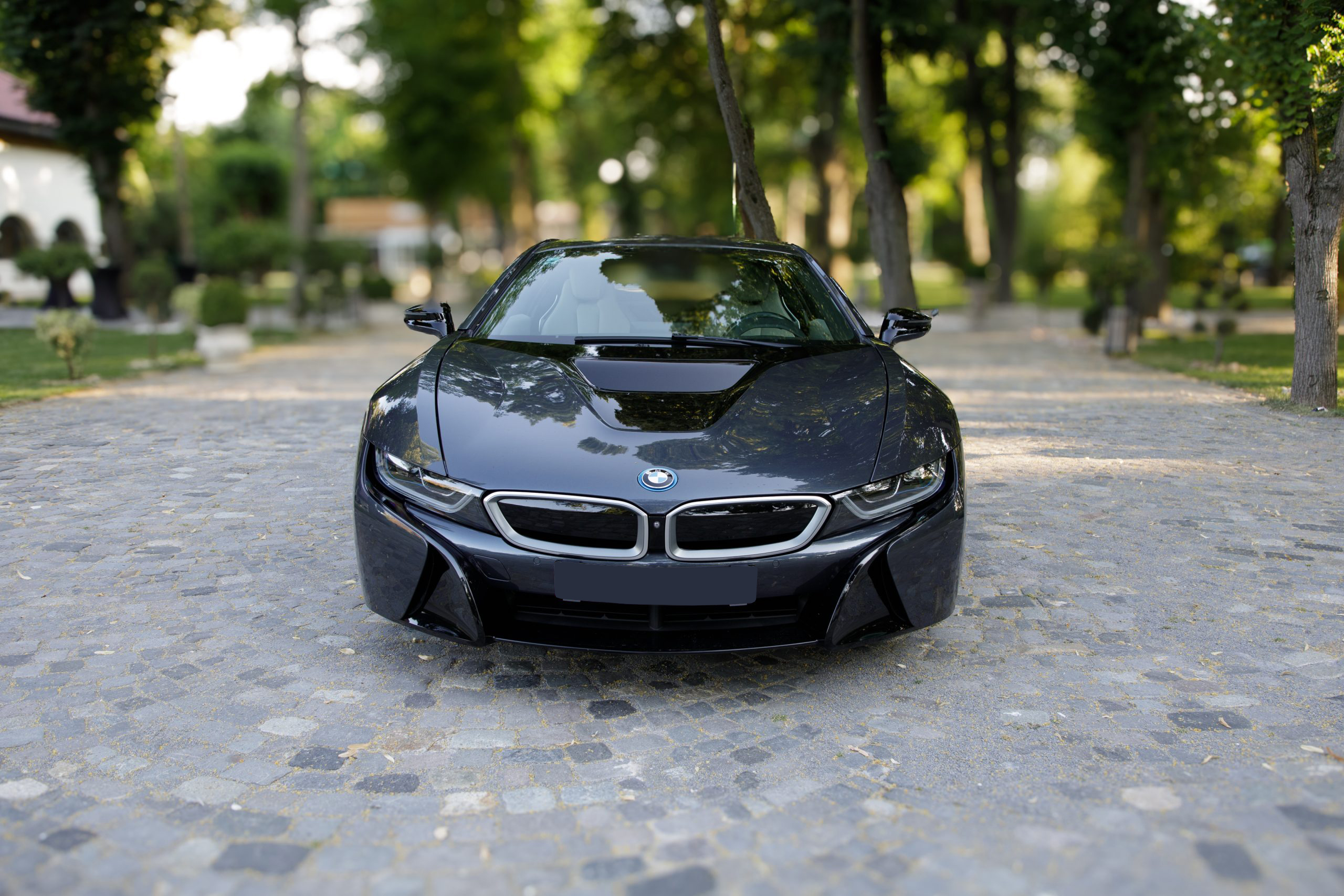 BMW i8, coupe sport plug-in hybrid de închiriat pentru nunți, petreceri, VIP sau preluări aeroport