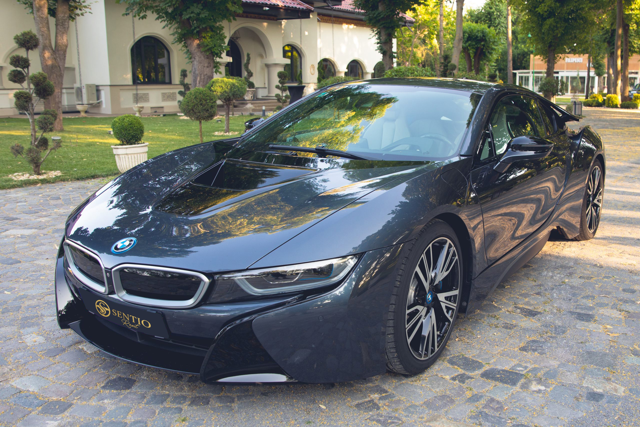 BMW i8, coupe sport plug-in hybrid de închiriat pentru nunți, petreceri, VIP sau preluări aeroport