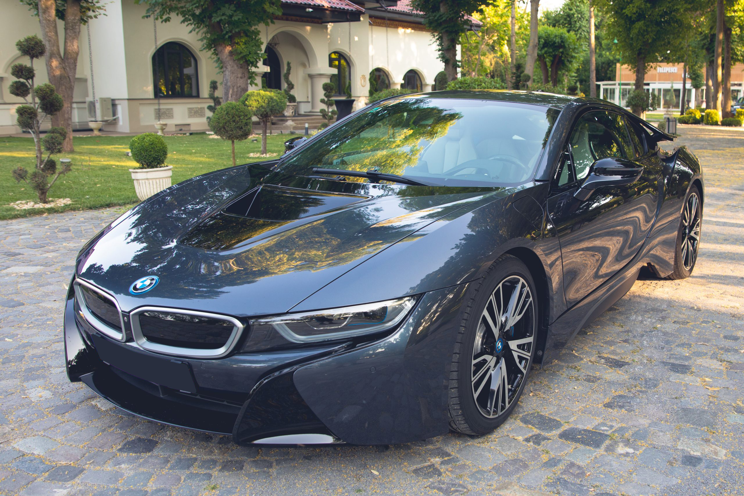 BMW i8, coupe sport plug-in hybrid de închiriat pentru nunți, petreceri, VIP sau preluări aeroport