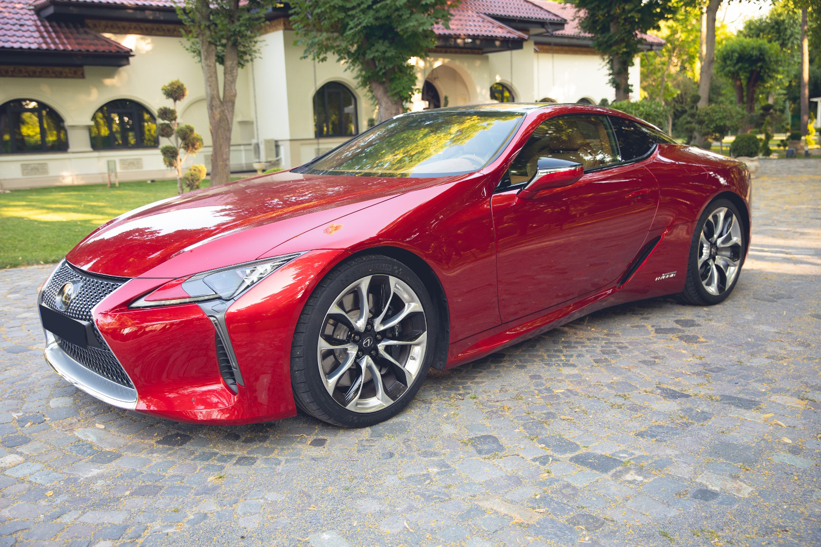 Închiriere Lexus LC500h pentru filmări, preluări aeroport și evenimente private – lux japonez cu tehnologie hibridă