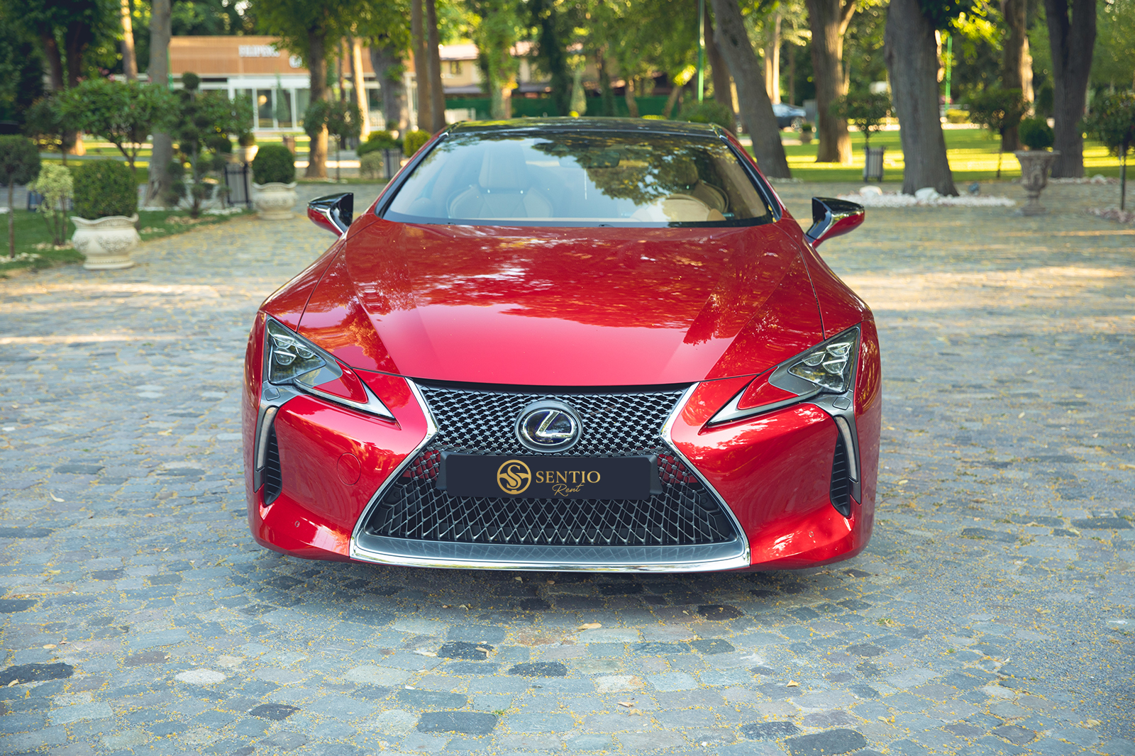 Lexus LC500h de închiriat, coupe hibrid premium cu design elegant, ideal pentru evenimente VIP și întâlniri business