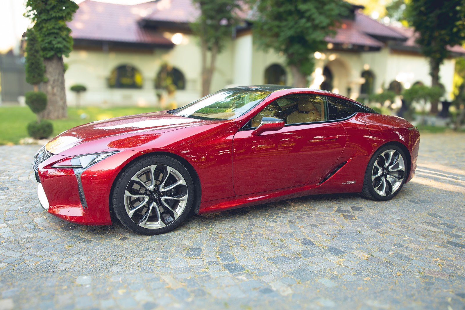 Lexus LC500h de închiriat în București, coupe hibrid cu motor V6 și design japonez sofisticat