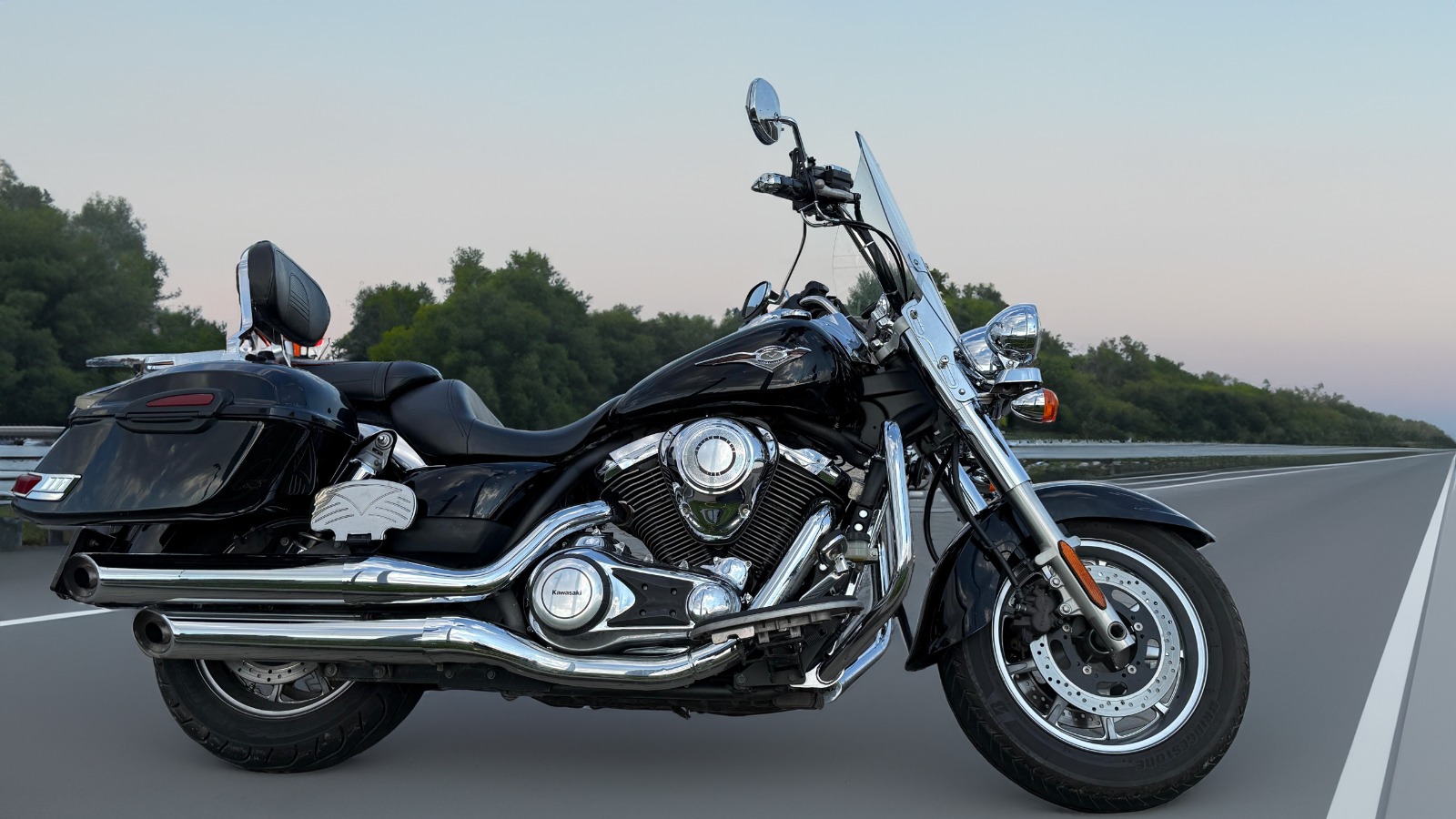 Cruiser Kawasaki Vulcan 2012 – închiriere pentru filmări, tururi și evenimente VIP în România