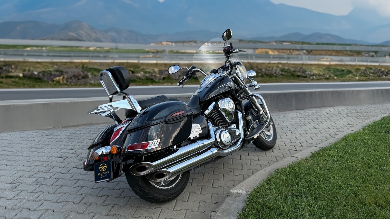 Motocicletă Kawasaki Vulcan Classic de închiriat, cruiser ideal pentru plimbări relaxate și apariții elegante